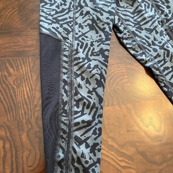 🔥 Lululemon Mesh Panel Cropped Leggings Full-On Luxtreme- 21.5” Inseam- Size 2 - Picture 6 of 9